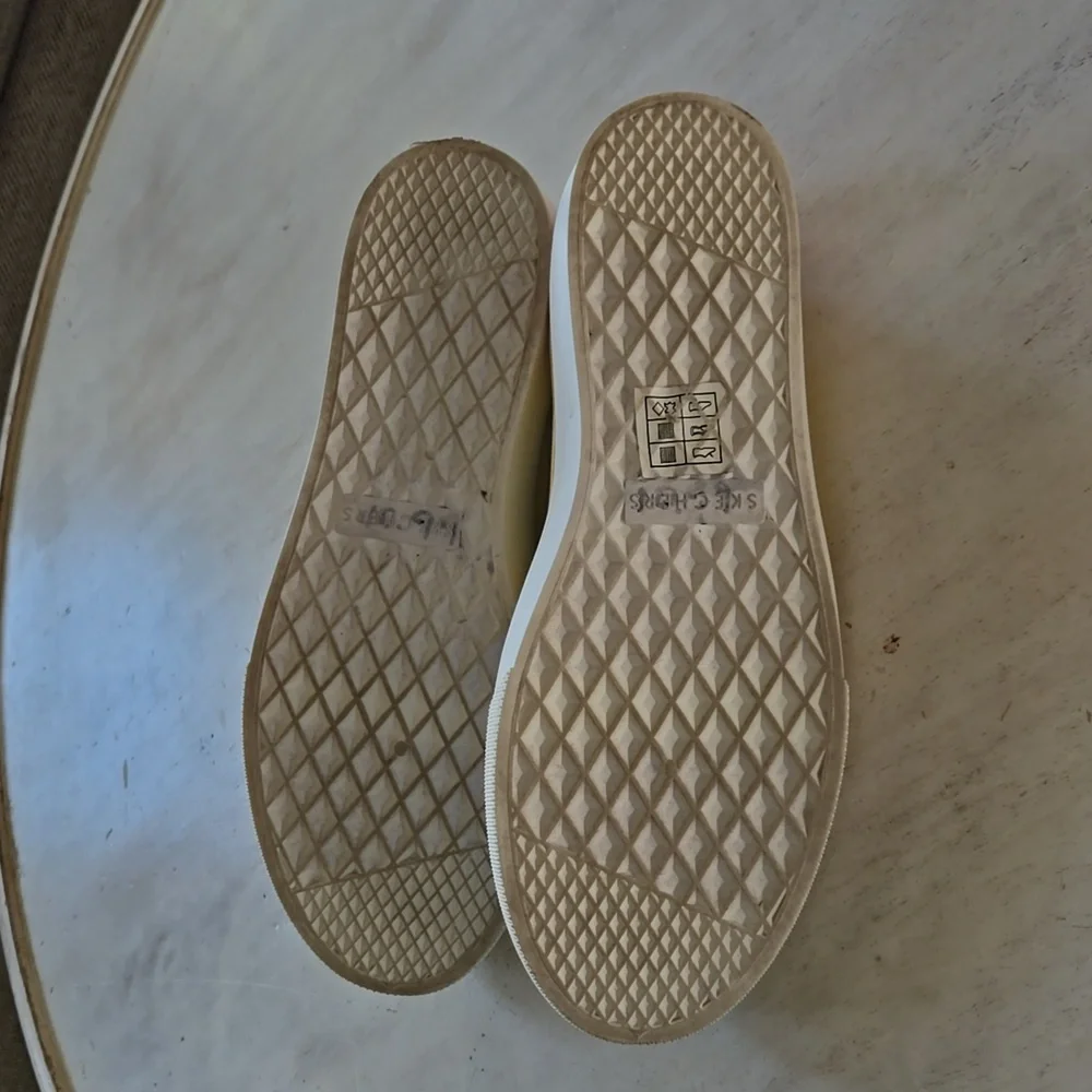 LIKE NEW! Women's Skechers Tie Dye slip on shoes size 7 - Picture 4 of 5